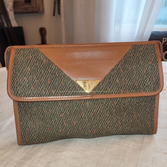Yves Saint Laurent Handbags - YSL Yves Saint Laurent Leather Vintage Clutch